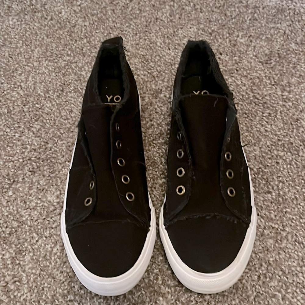 Womens YOKI shoes size 10
